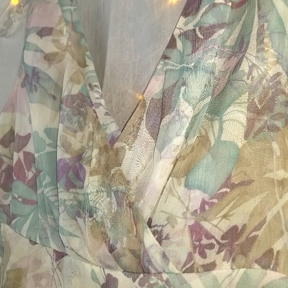 Linda Allard for Ellen Tracy silk flloral top - Picture 3 of 13